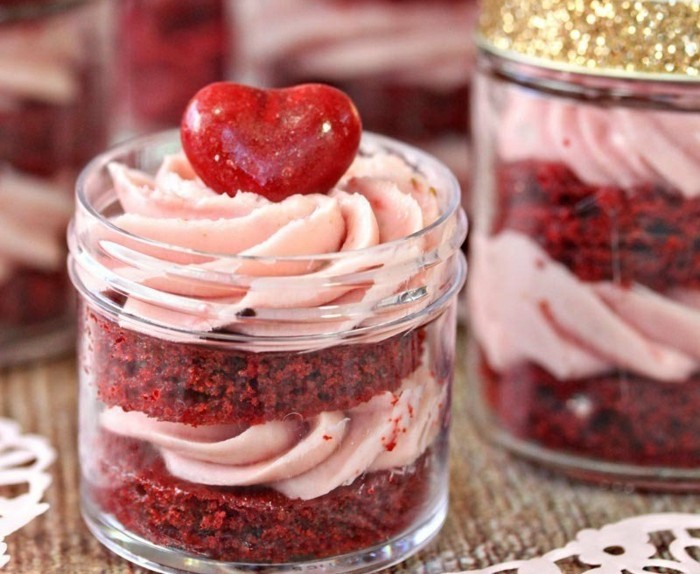 red-velvet-cake-roter-kuchen-parfait-idee-fuer-nachtisch-zum-valentinstag-kleines-glas-rosa-und-rot-essen