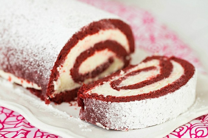 red-velvet-kuchen-rezept-rollkuchen-rollo-kuchen-in-rot-und-weiss-teig-puderzucker-kuchen-ideen