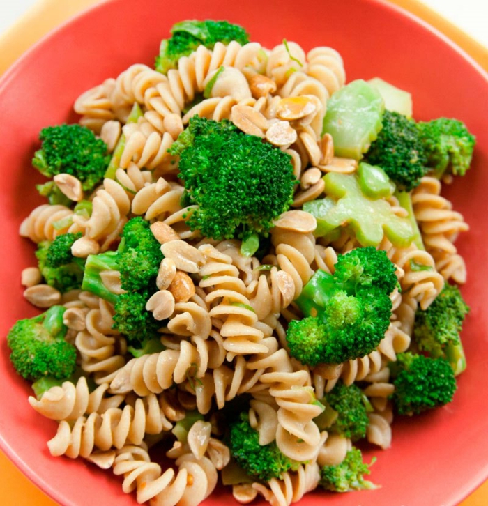Nudelsalat mit Vollkornpasta und Broccoli