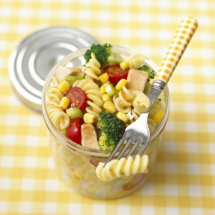 Nudeln mit Broccoli, Cherrytomaten, Mais und Hänchenfleisch