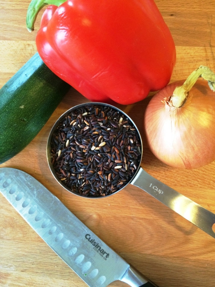 schwarze reis rote paprika zwiebel gurke kürbis messer auf dem tisch vorbereitung auf das kochen