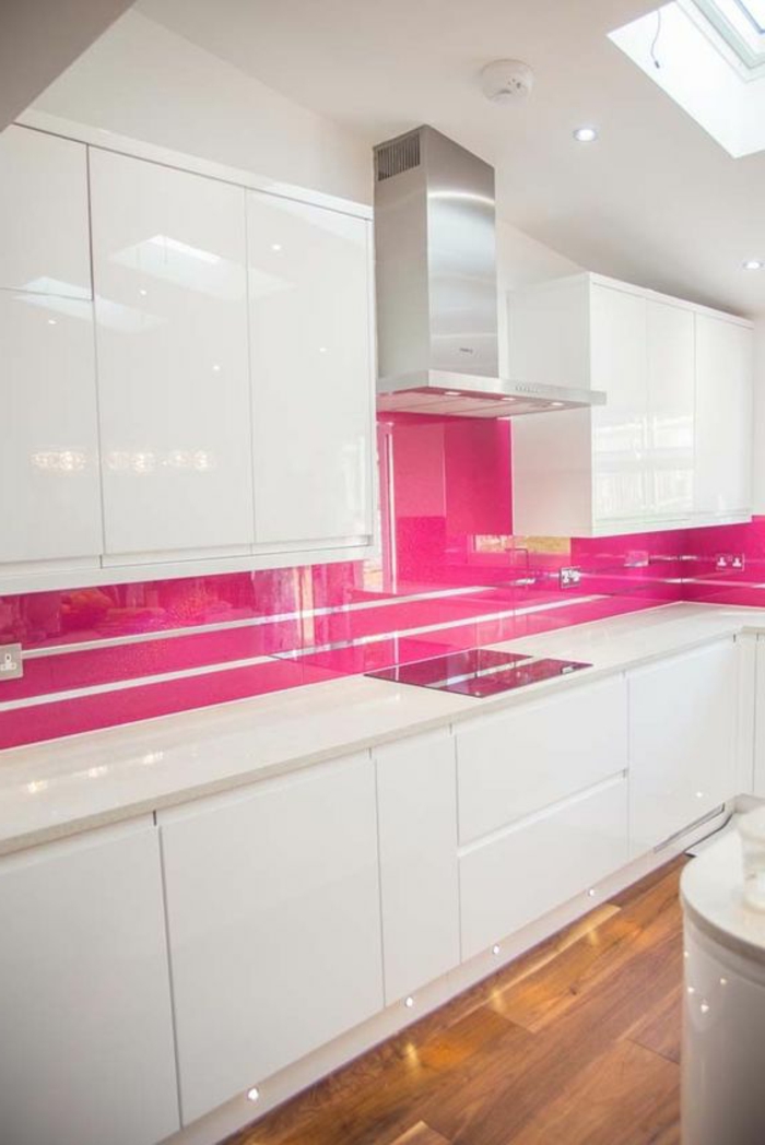 kpche in weiß mit küchenrückwand in rosa mit silbernen linien