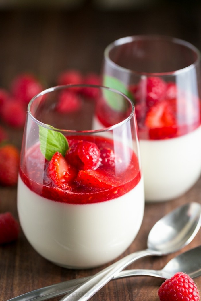 rote-gruetze-kuchen-gelee-aus-yogurt-erdbeeren-in-glas-gestalten-und-servieren-ideen-fuer-nachtische
