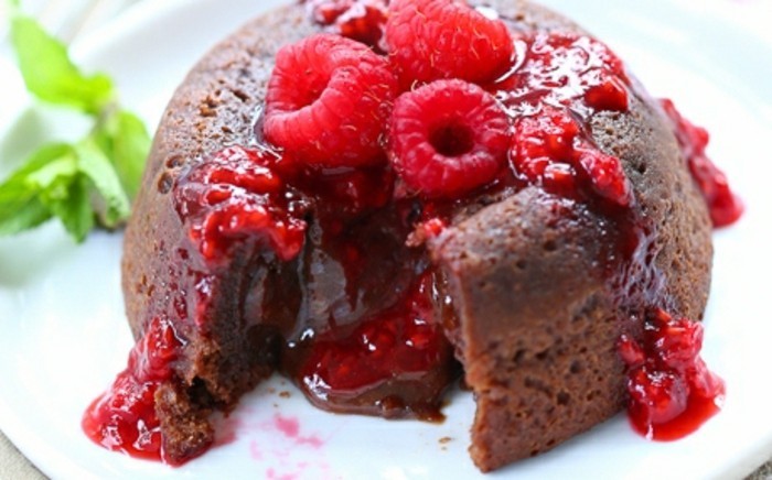 rote-gruetze-kuchen-lavakuchen-mit-schokolade-himbeere-viel-schokolade-beim-kochen-verwenden