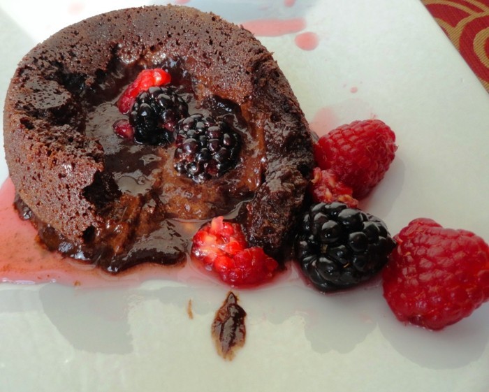 rote-gruetze-kuchen-lavakuchen-schwarzer-schokolade-dunkler-teig-kleine-fruechte-verwoehnung-essen