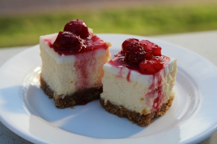 rote-gruetze-kuchen-yogurt-creme-weiße-schokolade-kekse-ideen-getsaltung-fruechten-creme-sosse-torte