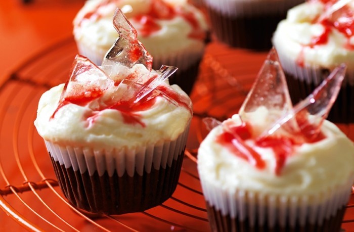 roter-kuchen-muffins-dekorieren-schoene-idee-mit-zucker-gestaltet-samt-teig-muffins-rot-und-weiss