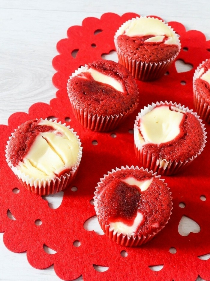 roter-kuchen-rot-weisse-kleinigkeiten-zum-geniessen-am-valentinstag-mit-dem-partner-muffins-backen