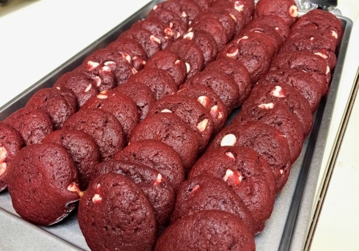 roter-kuchen-teig-rote-kekse-mit-mandeln-und-rote-beeren-keksideen-kuchen-viele-kleine-suessigkeiten