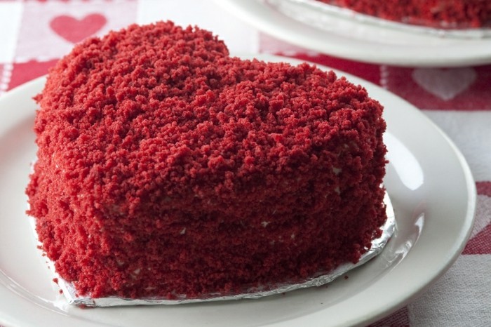 roter-samt-kuchen-in-form-von-einem-herz-gestalten-mit-roten-kruemeln-dekoriert-herzkuchen-valentinstag