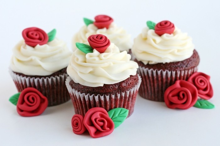 roter-samt-kuchen-schoene-kleine-muffins-mit-sahne-und-erdbeeren-fruechte-dekorieren-rosen-aus-fondant-selber-machen