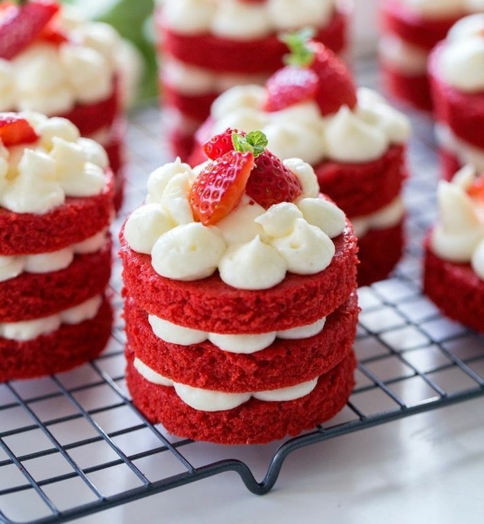 roter-samtkuchen-tolle-gestaltung-drei-stoecke-runder-kuchen-mit-creme-dazwischen-und-erdbeeren-als-deko