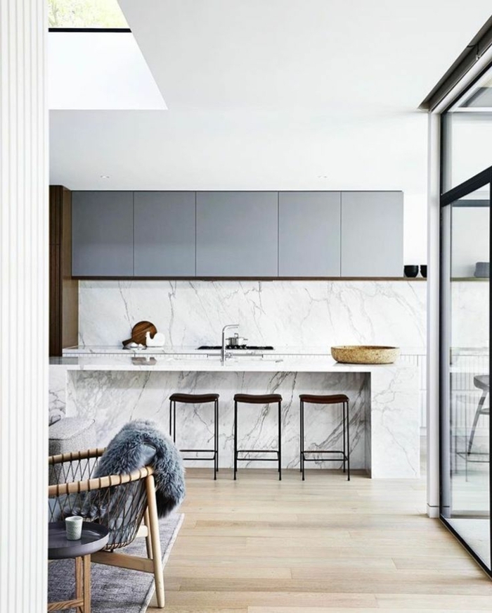 rückwände für küchen küchenrckwand in marmor optik graue küchenschränke küche mit kücheninsel