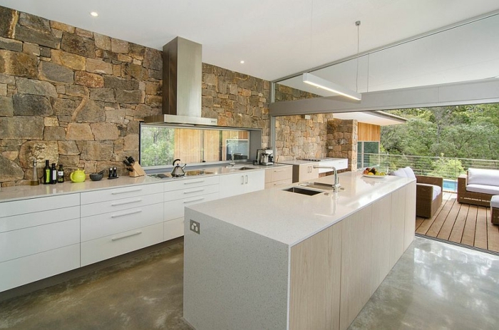 rückwände für küchen küchenrückwand in naturstein optik küche einrichten kücheneinrichtung in weiß und beige