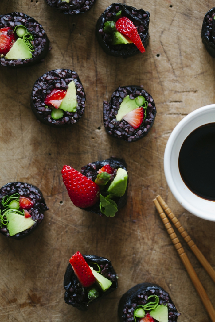 rezept schwarzer reis sushi mit obst erdbeeren und avokado süße sushi idee selber zubereiten