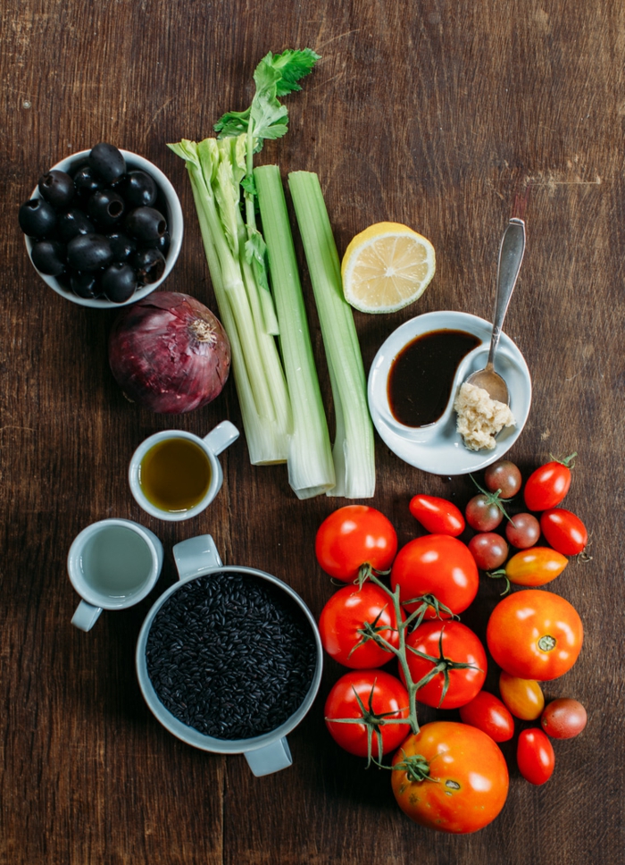 rezept schwarzer reis vorbereitung auf das kochen tomaten mit reis zitrone gewürze zwiebel oliven