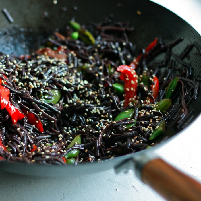 rezept schwarzer reis schwarze spagetti gestalten diese mit paprika und bohnen koche sesam beifügen