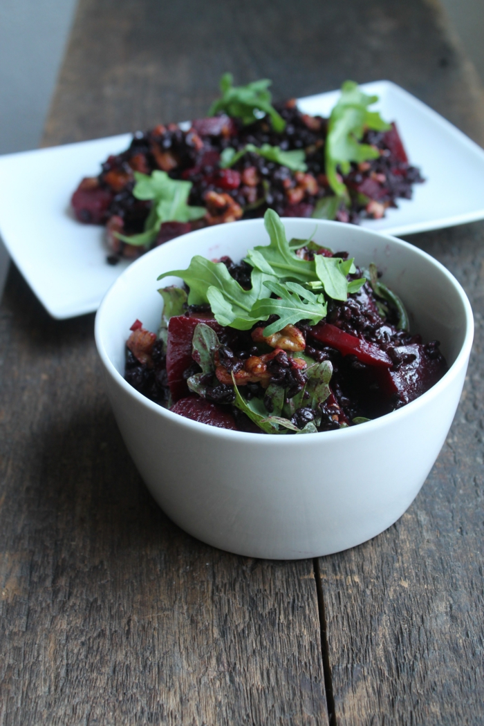 rezepte mit schwarzem reis idee für salat mit rucola und reis plus rote rübe in schüssel oder teller