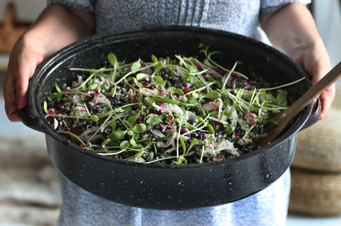 schwarzer reis kochen idee für leckeren salat buntes essen grünsalat mit reis kohl tomaten mischung
