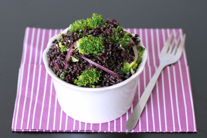 schwarzen reis kochen gesunde ausgewogene ernährung für vegetarier oder veganer lila speise