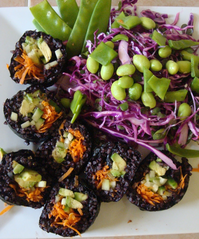 schwarzer reis nährwerte gutes essen gesundheit sushi mit schwarzem reis bohnen beilage kohl