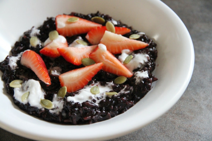 schwarzer reis nährwerte milchreis garniert mit erdbeeren yogurt oder eis und kürbiskörner nüsse