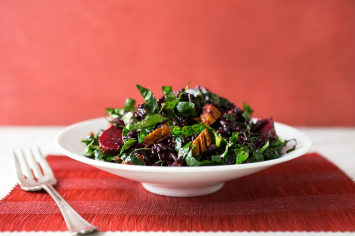 schwarzer reis nährwerte kalorienreicher salat mit reis spinat nüsse rote rübe gesund vitaminenreich