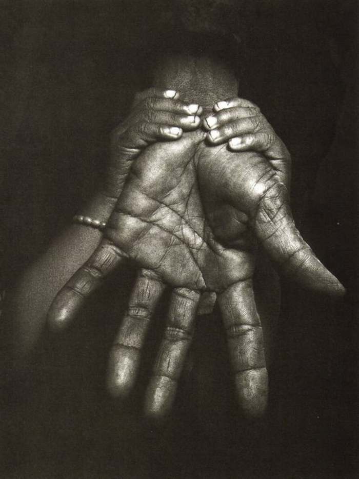 schwarzweiße-traurige-bilder-schöne-hände
