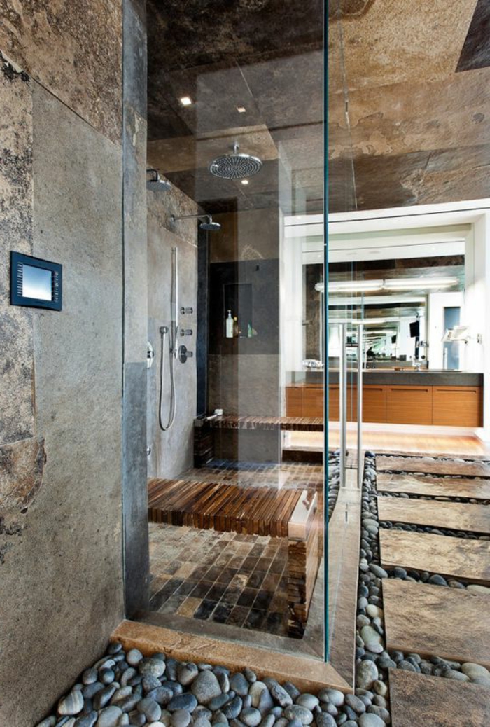 badezimmer mit naturmaterialien mit duschkabinne aus glas