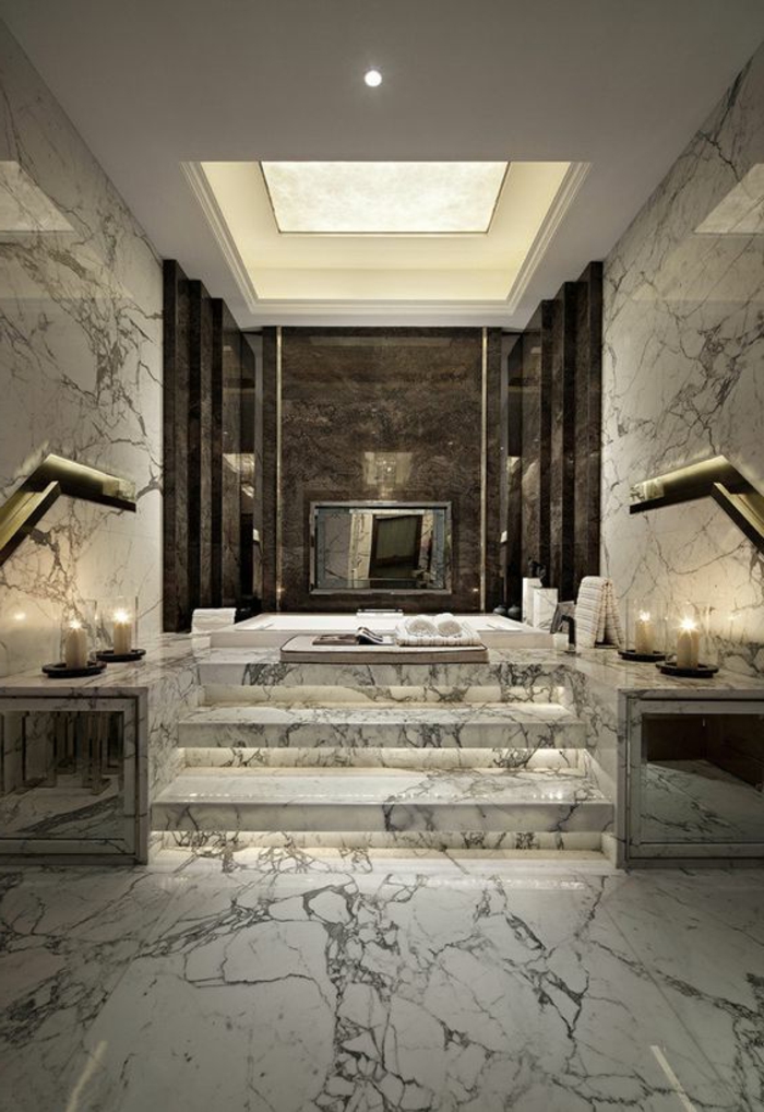 super stilvolles badezimmer mit marmor und droßer badewanne