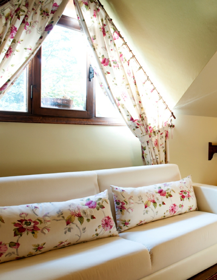 schöner-vorhang-für-dachschrägen-couch-mit-kissen-blumen-prints