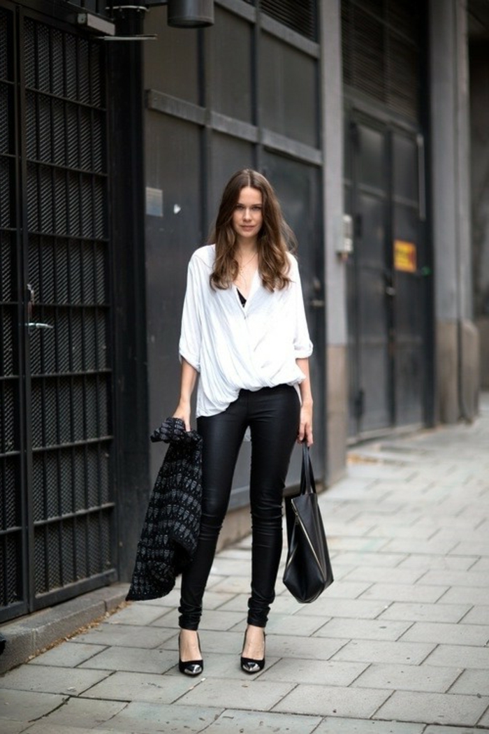 sportlich elegante bekleidung in schwarz und weiß lederhose weiße bluse moderne frau model