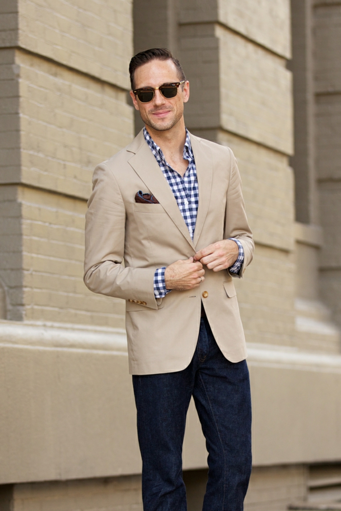 smart casual herren dresscode sportlich elegant beige blazer kariertes hemd jeans brille