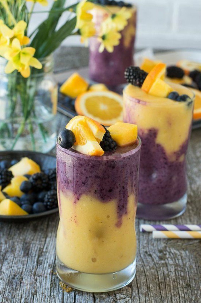 Smoothie mit Orange, Blaubeeren, Mango und Brombeeren