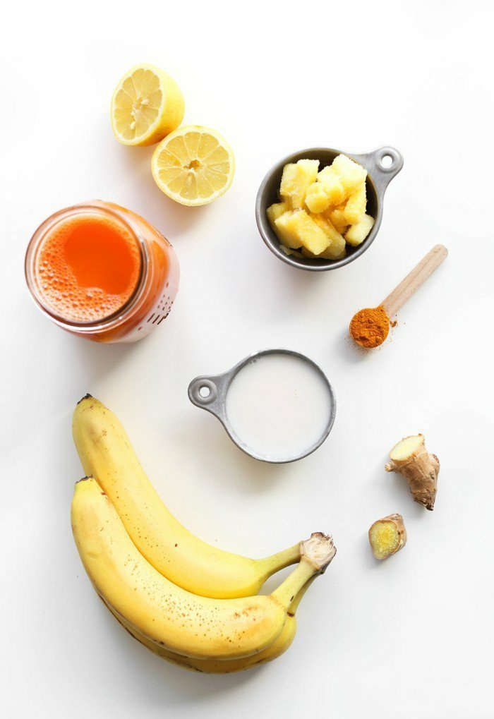 Smoothie mit Bananen, Ananas, Milch, Ingwer, Zimt und Zitrone