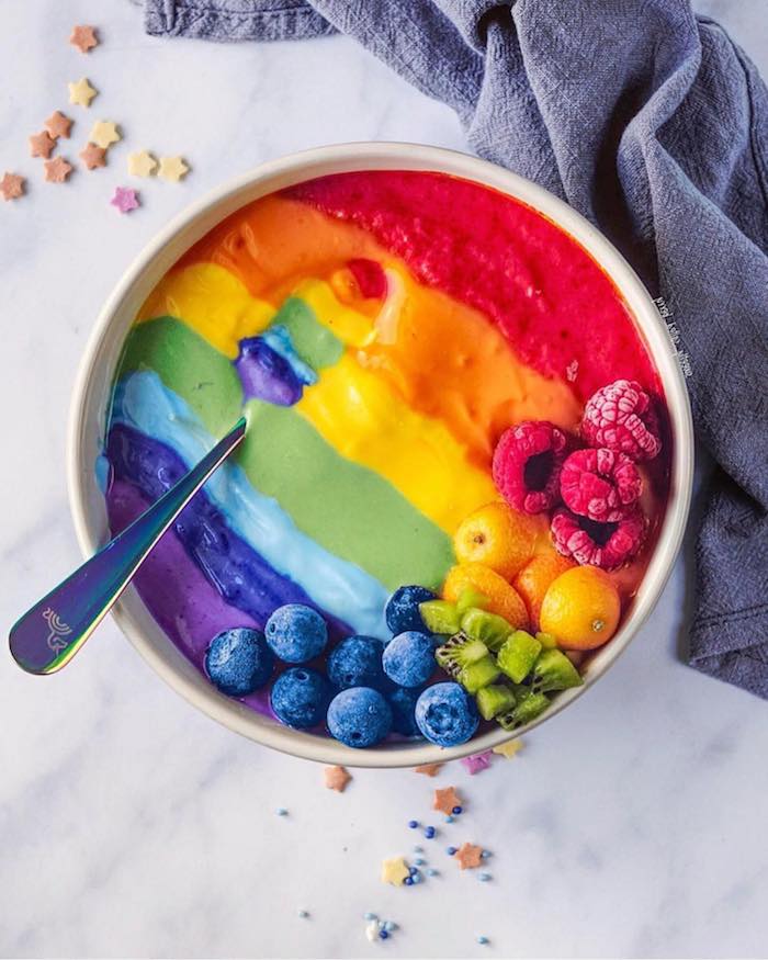 Regenbogen Smoothie Bowl, aus Blaubeeren, Kiwi Orange und Himbeeren, Obst Smoothie Rezepte