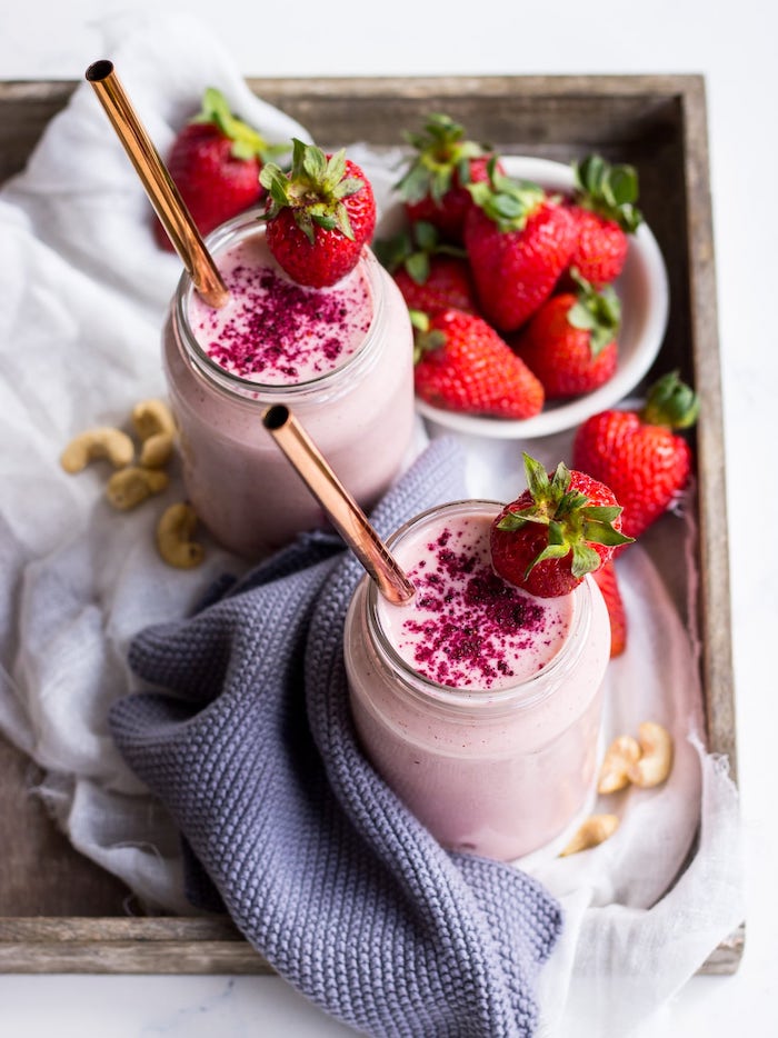 Erdbeer Smoothie Rezept mit Cashewnuss, Smoothie in Glas, leckeres und gesundes Getränk für den Sommer 
