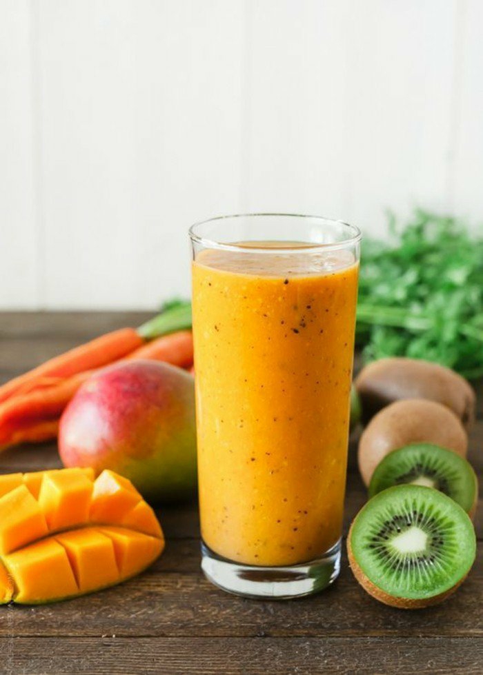gesundes Rezept für Smoothie mit frischem Orangensaft, Kiwi, Mango, Möhren und Petersilie