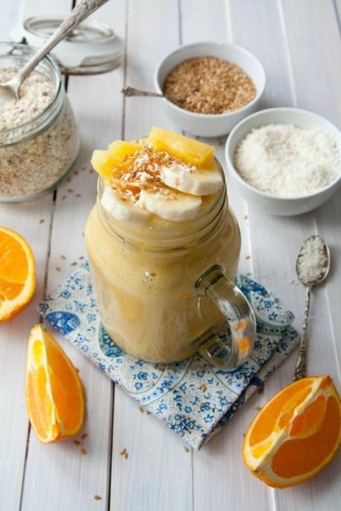leckeres und einfaches Rezept für Smoothie mit Orangen, Bananen, Mango, Haferflocken und Kokosspäne