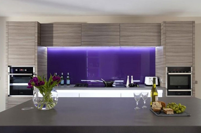 spitzschutz herd glas lila rückwand küche mit kücheninsel küchendeko ideen