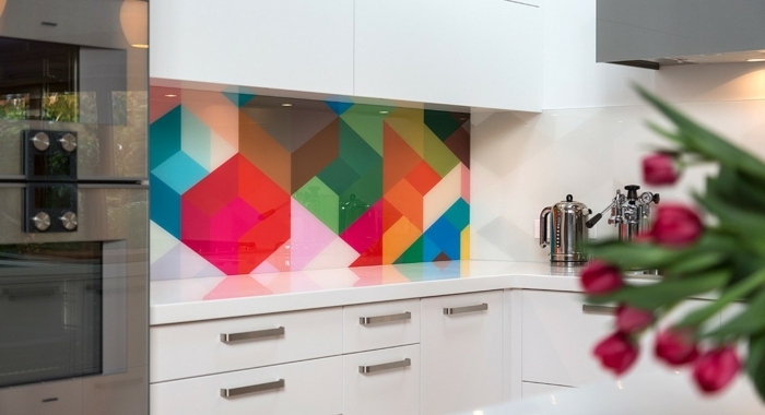 spitzschutz küche folie moderne küche in weiß abstrakte küchenrückwand in bunten farben