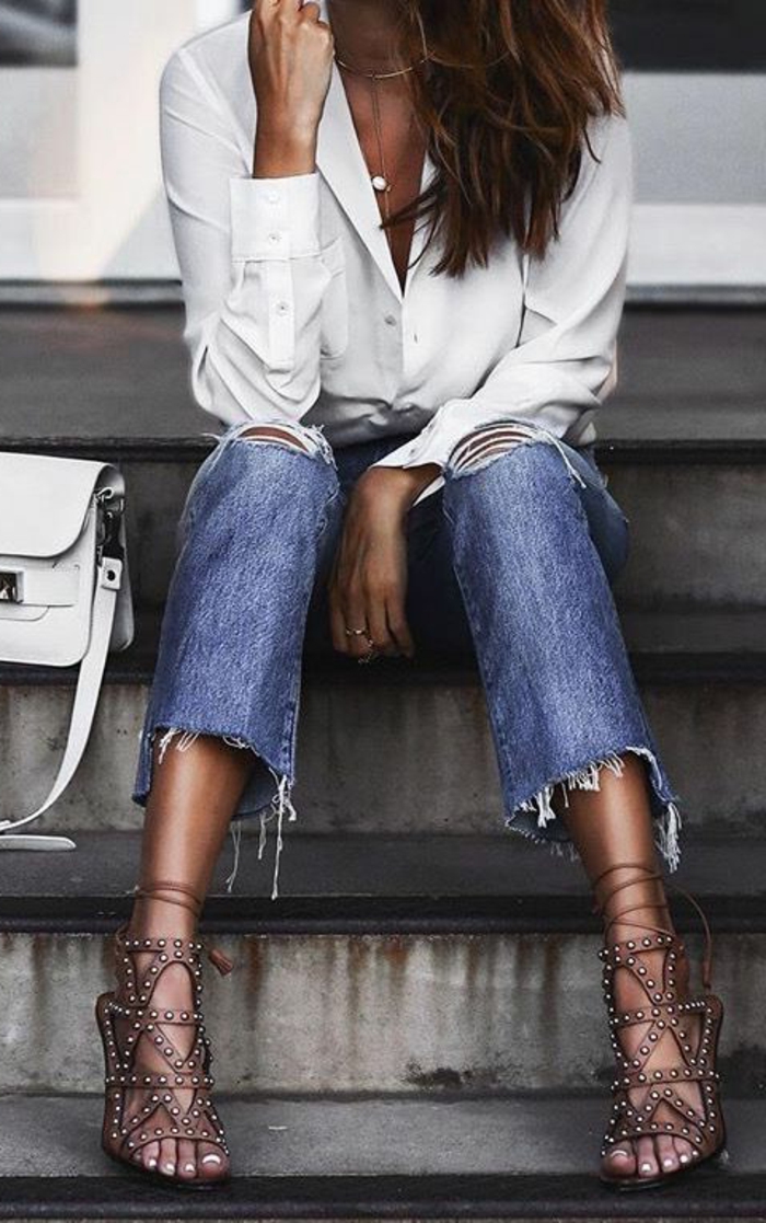 dresscode smart casual jeans weißes hemd choker kette faszinierende sandalen mit absatz weiße tasche