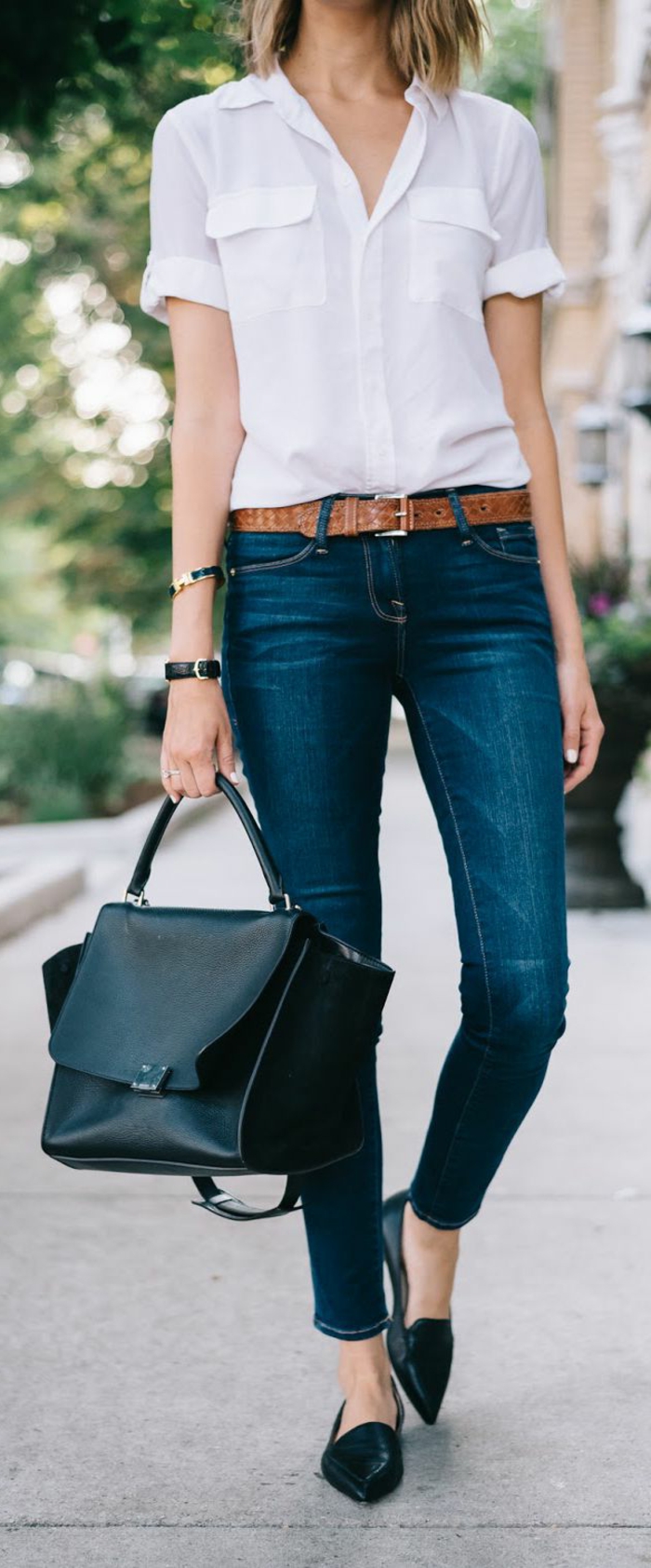 gehobene freizeitkleidung jeans mit braunem gürtel weißes hemd schwarze schuhe tasche frau