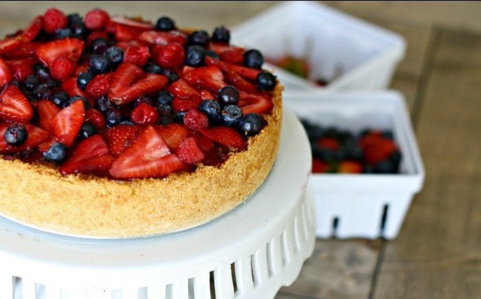 suessigkeiten-die-man-selber-zubereiten-koennte-kuchen-roter-gruetze-kekse-und-fruechte-zu-torte-machen