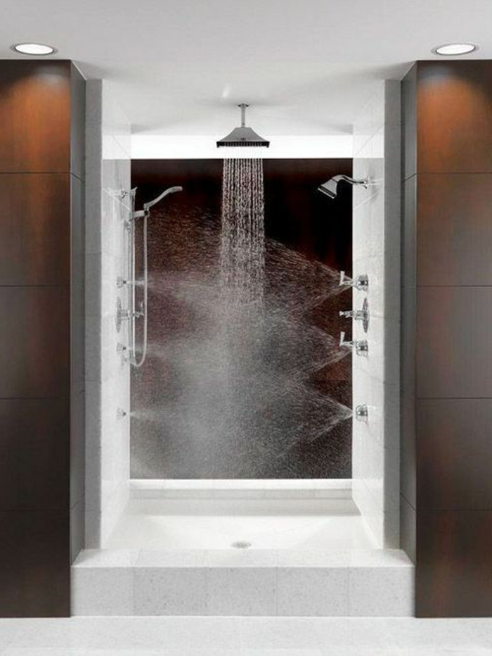 moderne dusche mit weißen keramikfliesen im traumbad