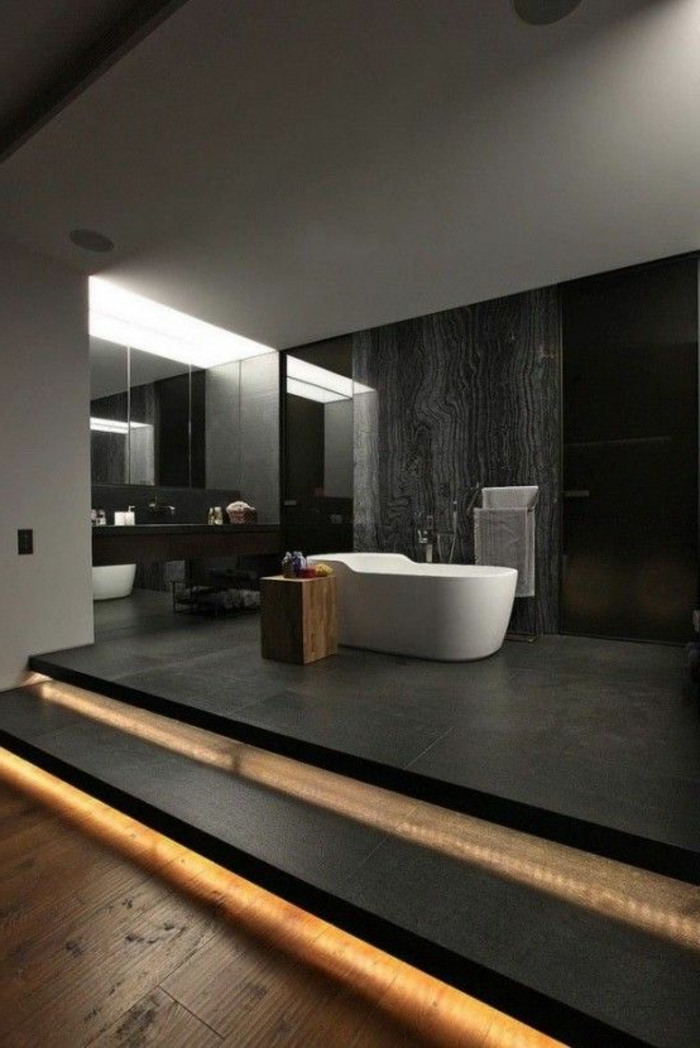 stilvolles badezimmer in schwarz mit treppe mit beleuchtung