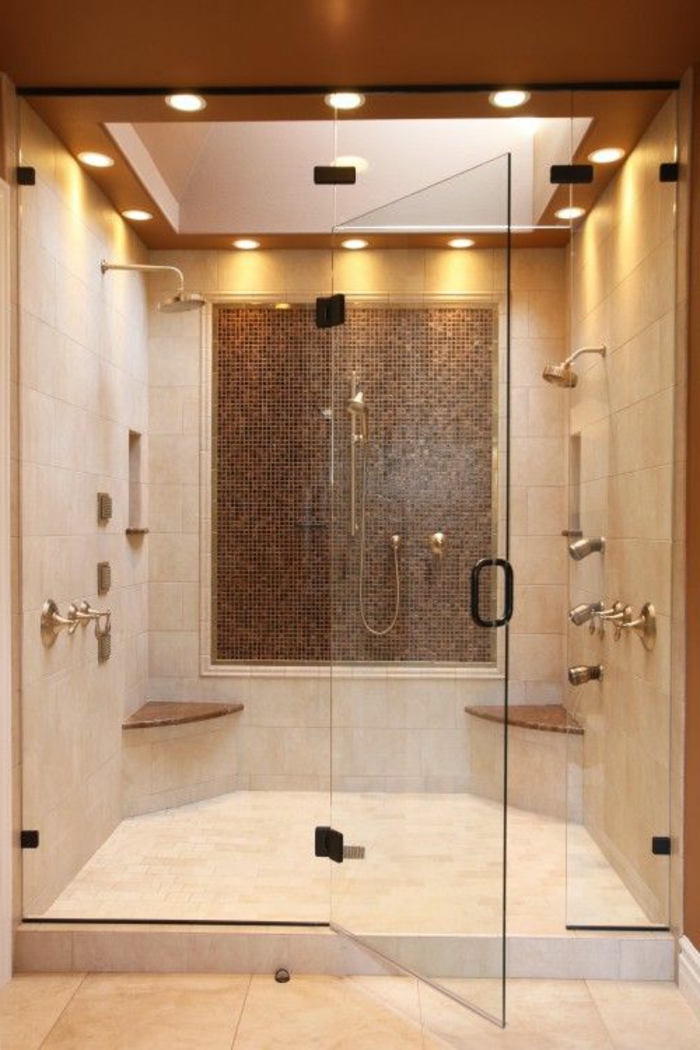 modernes badezimmer in hellbraun mit duschkabinne aus glas