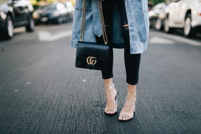 smart casual dress code schuhe transperant gucci minitasche jeans mantel schwarze hose