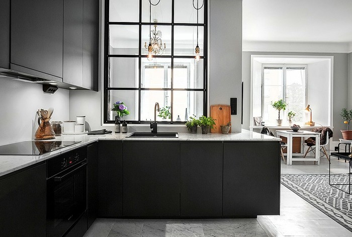 wand-streichen-grau-küche-marmorfliesen-musterteppich-schwarze-schränke-marmorplatte