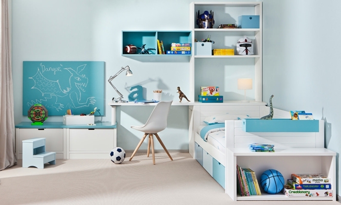 kinderzimmer einrichtung möblierung möbel und deko in weiß und blau drachen malen idee